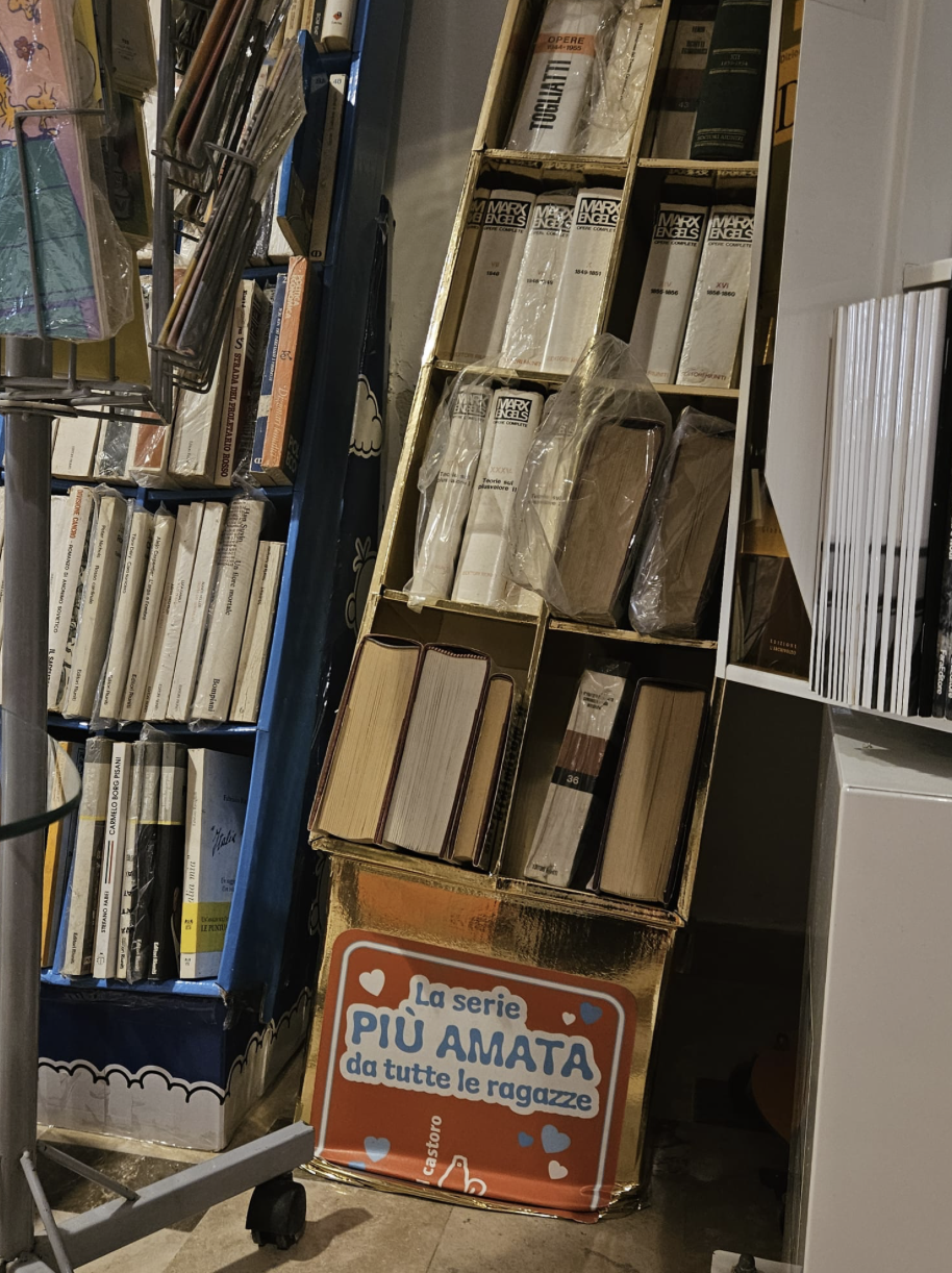 Scaffale di libri alla libreria Il Ghigno di Molfetta, ci sono le opere complete di Marx ed Engels edite dagli Editori riuniti