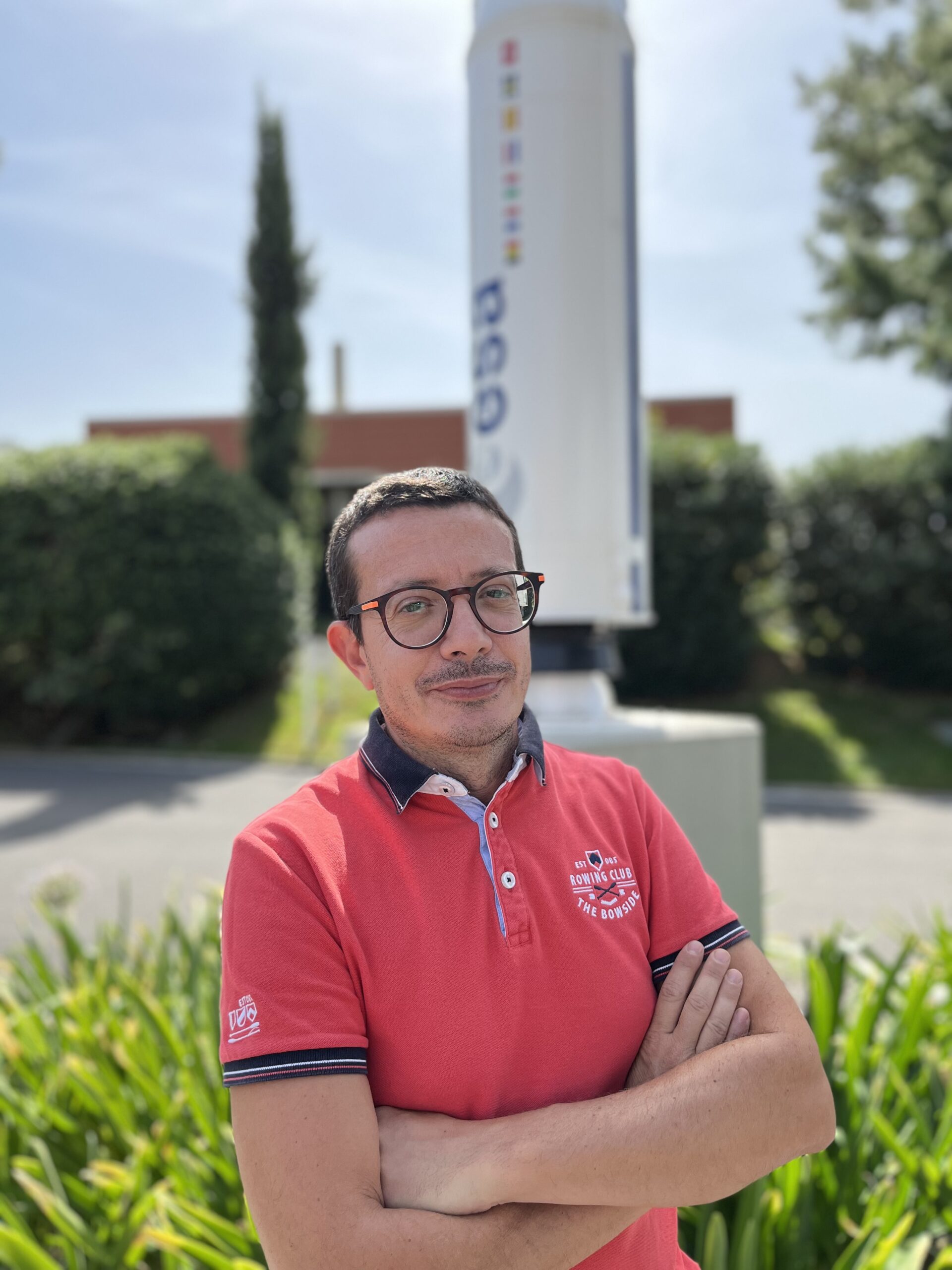 Fabrizio Zucchini, responsabile della comunicazione del programma IRIDE. Sarà ospite al Comics&Science PALACE 2024. Fabrizio Zucchini, responsabile della comunicazione del programma IRIDE. Veste una polo rossa, alle sue spalle un'aiuola verde con una colonnina a forma di razzo in cui è scritto "esa"