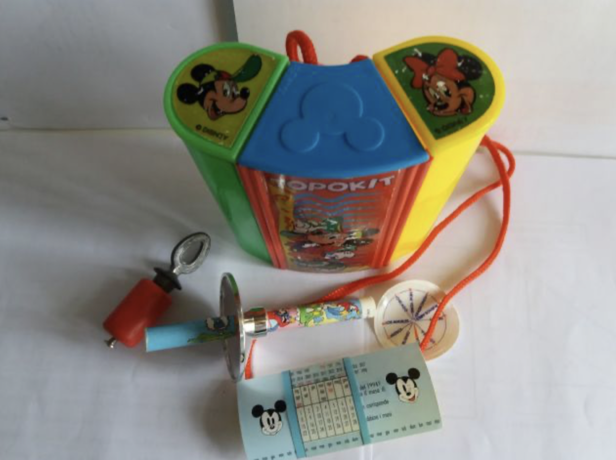 Il Topokit era il gadget di Topolino dell'estate 1994. Una cintura piena di accessori per vivere mille avventure