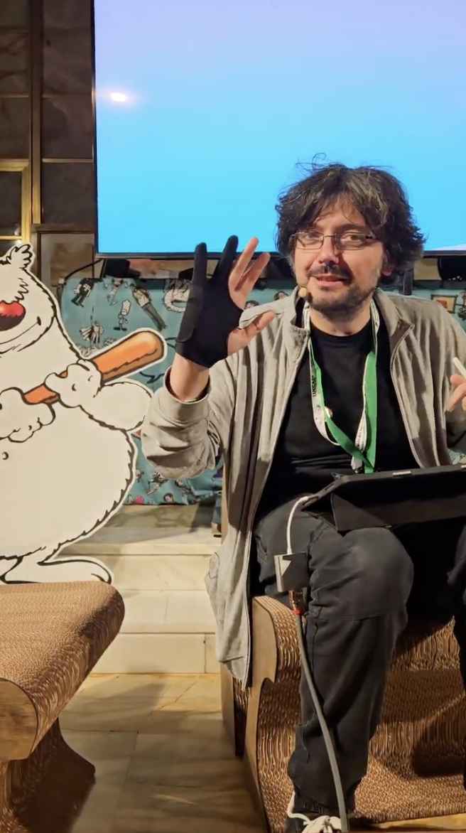 Davide La Rosa con il guanto da disegno di Gabriele Peddes